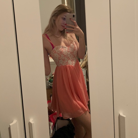 Pink dress 👗 - Picture 2 of 2